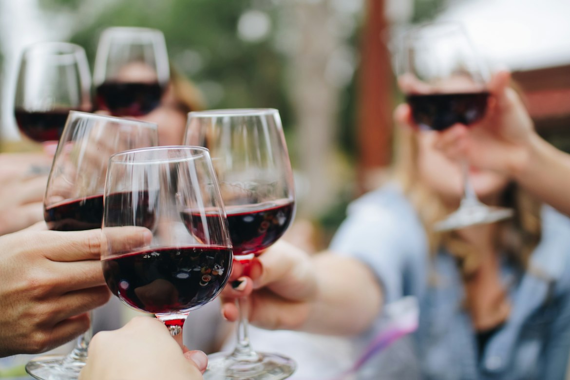 Moment de partage, la dégustation de vin est un moment convivial à partager entre amis